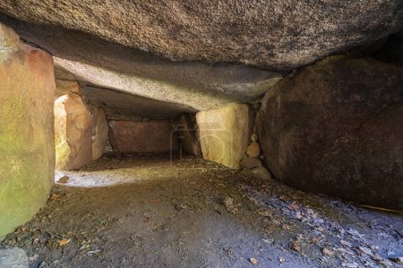Téléchargez les photos : A l'intérieur de la plus grande tombe sur le site Dolmen 25a-c connu sous le nom de Kleinenkneter Stones à Wildeshausen - en image libre de droit