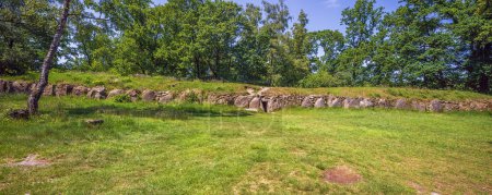 Téléchargez les photos : Panorama de la plus grande tombe sur le site Dolmen 25a-c connu sous le nom de Kleinenkneter Stones à Wildeshausen - en image libre de droit