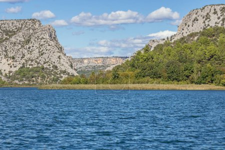 Foto de Montañas kársticas alrededor de la isla de Visovac en el Parque Nacional Krka - Imagen libre de derechos