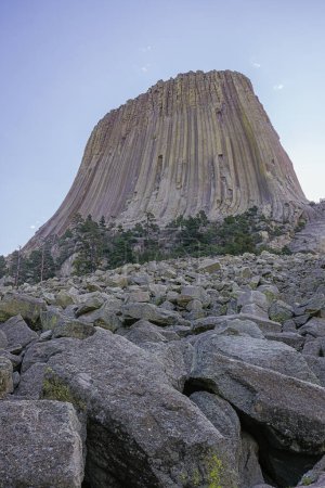 Téléchargez les photos : Au pied de la Tour des Diables sur le sentier autour de la montagne - en image libre de droit