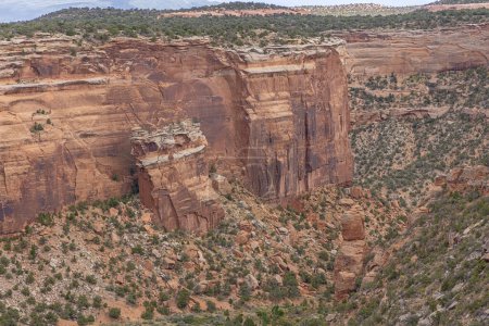 Nahaufnahme des Fallen Rock im Ute Canyon, vom Fallen Rock Overlook im Colorado National Monument aus gesehen