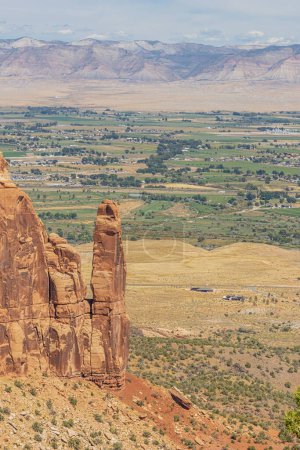Vue de Sentinel Spire avec le fleuve Colorado, vue depuis le sentier Otto dans le monument national du Colorado