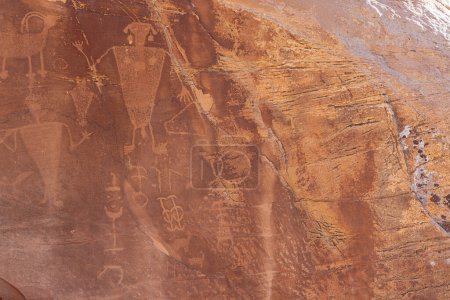 Detalle de los petroglifos de Cub Creek en el Monumento Nacional a los Dinosaurios dibujado por el pueblo Fremont