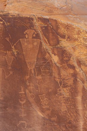 Figure humaine aux pétroglyphes du ruisseau Cub dans le monument national des dinosaures dessiné par le peuple Fremont