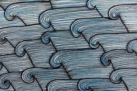 Téléchargez les photos : Doodle ondulé stylisé de modèle ancien assyrien de l'eau. La technique de tamponnage près des bords donne un effet de mise au point doux en raison de la rugosité de surface modifiée du papier. - en image libre de droit