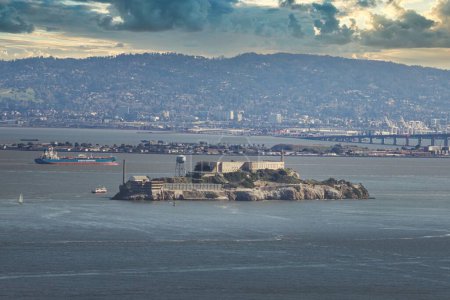 Téléchargez les photos : Une photo captivante capturant l'île historique d'Alcatraz situé dans le contexte de la baie de San Francisco. Autrefois la maison de la célèbre prison fédérale, cette image donne vie aux îles - en image libre de droit