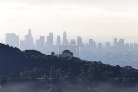 Foto de Una encantadora fotografía que captura el icónico Observatorio Griffith ubicado en la ladera sur del Monte Hollywood en Griffith Park, Los Ángeles, California. Con su arquitectura llamativa y - Imagen libre de derechos