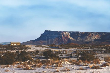 Téléchargez les photos : Découvrez le Grand Canyon Ouest comme jamais auparavant sur cette photographie haute résolution qui capture les changements dramatiques des conditions météorologiques dus aux changements soudains d'altitude. Les représentations de l'image variée - en image libre de droit