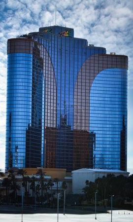 Téléchargez les photos : Voici l'Azure Marvel, une photographie haute résolution capturant un bâtiment commercial bleu saisissant situé à Las Vegas. Cette image se concentre sur les bâtiments façade azur distinctive, qui - en image libre de droit
