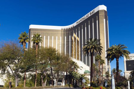 Foto de Adéntrate en un mundo de lujo tropical con esta fotografía de alta resolución del Mandalay Bay Hotel en Las Vegas. Distribuido en 120 acres, el complejo tiene un tema de Mares del Sur, con un 147,992 pies cuadrados - Imagen libre de derechos