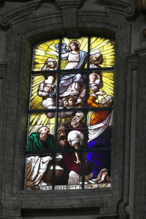 Téléchargez les photos : Cette photographie saisit la beauté majestueuse d'un vitrail dans une cathédrale belge. La représentation colorée des figures bibliques est éclairée par la lumière naturelle, créant un tableau vibrant - en image libre de droit