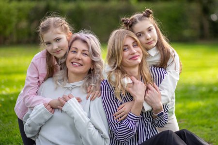 Familia feliz al aire libre: madre, abuela e hija