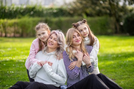Familia feliz al aire libre: madre, abuela e hija