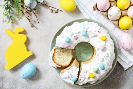 Téléchargez les photos : Gâteau au citron de Pâques émaillé décoré de confiseries et de mini œufs en chocolat bonbons sur fond de pierre grise. Joyeuses vacances de Pâques, dessert savoureux. Vue d'en haut. - en image libre de droit