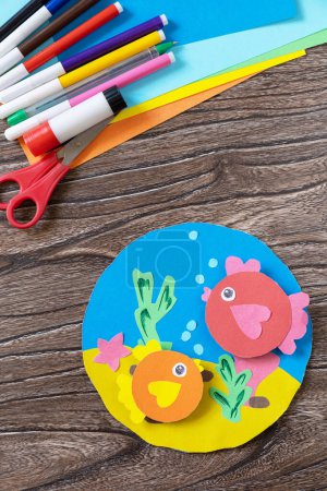 Téléchargez les photos : Carte d'été mer avec des poissons de volume. Fait main. Projet de créativité des enfants, artisanat pour les enfants. - en image libre de droit