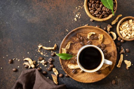 Téléchargez les photos : Café aux champignons dans une tasse et grains de café, boisson tendance sur fond de pierre. Adaptogène énergisant biologique sain. Vue d'en haut. Espace de copie. - en image libre de droit