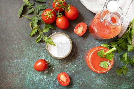 Foto de Otoño vitamina bebida jugo de tomate. El jugo de tomate en un vaso y los tomates frescos en una mesa de piedra. Vista desde arriba. Copiar espacio. - Imagen libre de derechos