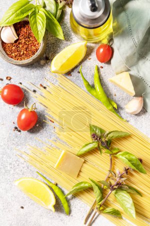Foto de Fondo de comida italiana. Cocinar pasta italiana tradicional. Ingredientes en una mesa de piedra. Vista desde arriba. - Imagen libre de derechos