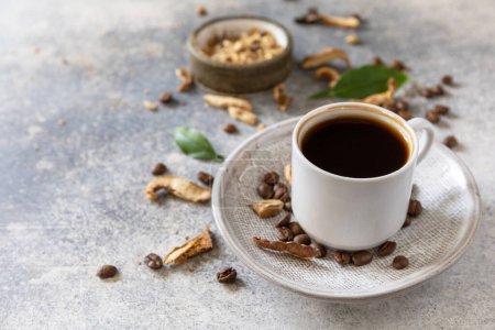 Téléchargez les photos : Adaptogène énergisant bio sain, boisson tendance. Café aux champignons dans une tasse avec des grains de café. Espace de copie. - en image libre de droit