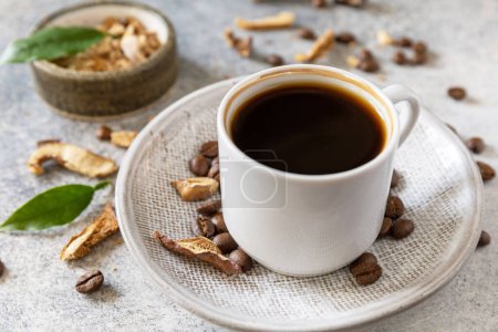 Foto de Sano orgánico energizante adaptógeno, bebida de moda. Café hongo en una taza con granos de café. - Imagen libre de derechos
