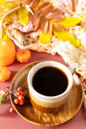Foto de Composición hojas de otoño, taza de café caliente y bufanda caliente. Desayuno de otoño. Acogedor concepto de temporada otoño. - Imagen libre de derechos