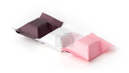 Téléchargez les photos : Emballage blanc trois sachets de bonbons ou sachet de chocolat isolé sur fond blanc - en image libre de droit