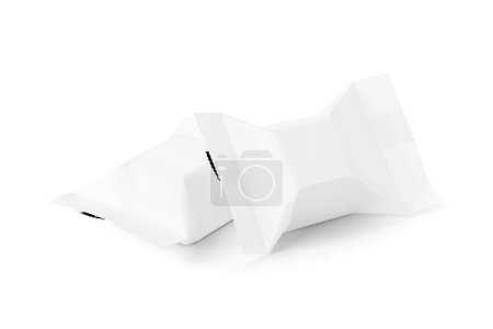 Foto de Embalaje en blanco dos de sobres de caramelo blanco o sobres de chocolate aislados sobre fondo blanco - Imagen libre de derechos