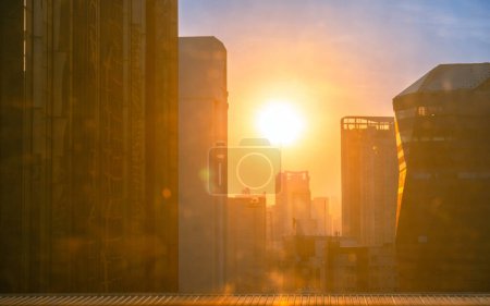 Téléchargez les photos : BANGKOK, THAÏLANDE-16 DÉCEMBRE 2022 : Bangkok paysage urbain avec des bâtiments modernes complexes dans le beau ciel doré d'hiver lever du soleil et la pollution PM 2.5 - en image libre de droit