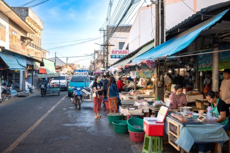 Foto de Rayong, Thailand - 2023 January 01 : Fresh seafood local market in the morning after 2023 New year at Ban Phe harbor village to ferry for Koh Sa-med island, Rayong Province, Thailand - Imagen libre de derechos