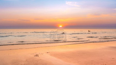 Foto de Beautiful sunset sky with calmness sea and warming ligh on the beach - Imagen libre de derechos