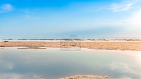 Téléchargez les photos : Beautiful calmness sea with bright blue sky and reflection on the water - en image libre de droit