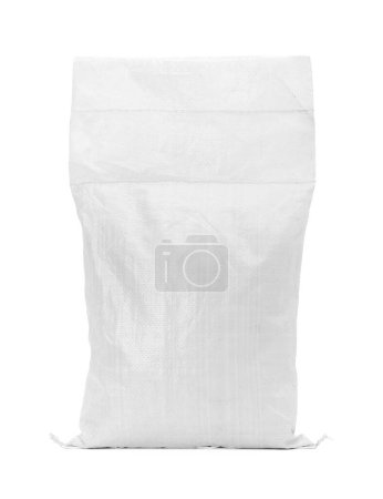 Téléchargez les photos : Sac de sable ou sac en toile plastique blanc pour riz ou produit agricole isolé sur fond blanc - en image libre de droit