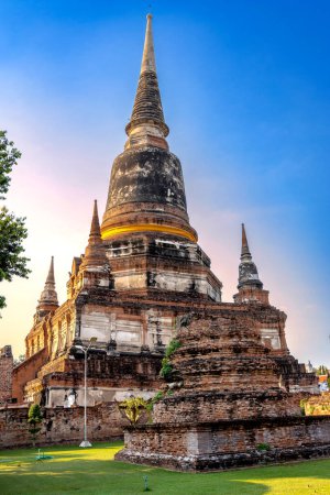 Foto de Historical Architecture, Wat Yai Chai Mongkol old temple in Ayutthaya province Thailand at the sunrise morning - Imagen libre de derechos