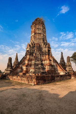 Téléchargez les photos : Historical ancient art and Architecture at Wat Chaiwattanaram old temple in Ayutthaya province Thailand in the beautiful sunset sky - en image libre de droit