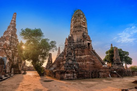 Téléchargez les photos : Historical ancient Architecture, Wat Chaiwattanaram old temple in Ayutthaya province Thailand in the beautiful sunset sky - en image libre de droit