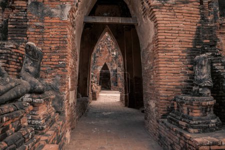 Téléchargez les photos : Ancient brick gateway of Archeology and Architecture at Wat Chaiwattanaram old temple in Ayutthaya province a famous place in Thailand - en image libre de droit
