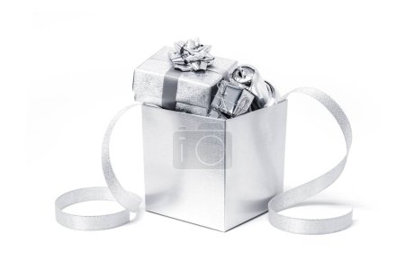 Foto de Celebración abierta regalo de plata o cajas de regalo para celebrar fiesta evento decoración aislado sobre fondo blanco - Imagen libre de derechos