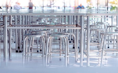 Foto de Moderno interior de cafetería o comedor con sillas y mesas de acero inoxidable, comedor en enfoque selectivo - Imagen libre de derechos