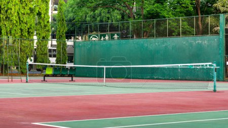 Téléchargez les photos : Terrain de tennis pour l'activité sportive et le jeu de match sans personne - en image libre de droit