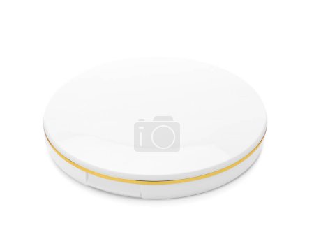 Foto de Embalaje cosmético blanco en polvo prensado para maqueta de diseño de producto aislado sobre fondo blanco con ruta de recorte - Imagen libre de derechos