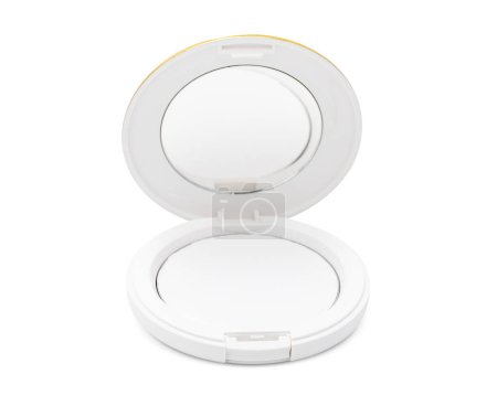 Embalaje cosmético blanco en polvo prensado para maqueta de diseño de producto aislado sobre fondo blanco con ruta de recorte