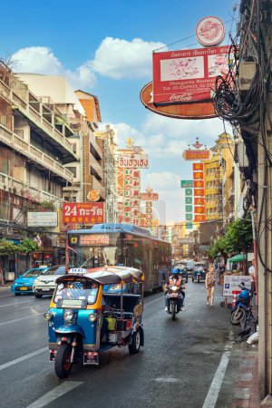 Foto de CHINA TOWN, BANGKOK TAILANDIA - 2 de febrero de 2023: Yaowarat road after the Covid-19 situation in easy traffic, Yaowarat is the famous landmark of Chinese Arts and Buildings in Bangkok - Imagen libre de derechos