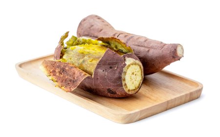 Téléchargez les photos : Alimentation saine pour patates douces rôties sur une assiette en bois isolée sur fond blanc - en image libre de droit