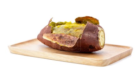 Foto de Alimento nutritivo saludable de batata asada en un plato de madera aislado sobre fondo blanco - Imagen libre de derechos