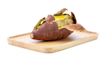 Téléchargez les photos : Aliments sains pour patates douces rôties sur une assiette en bois isolée sur fond blanc - en image libre de droit
