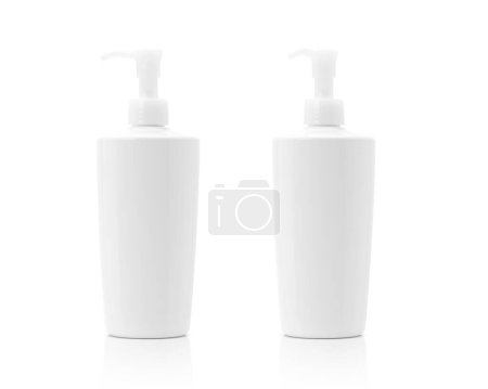 Foto de Embalaje en blanco botella de plástico de bombeo blanco para el diseño de productos de tocador maqueta aislada sobre fondo blanco con camino de recorte - Imagen libre de derechos