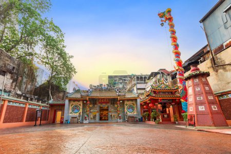 Téléchargez les photos : BANGKOK, THAÏLANDE - 22 avril 2023, Leng Buai Ia Sanctuaire au lever du soleil, Ce sanctuaire est un ancien sanctuaire d'architecture chinoise depuis 1658 dans la ville chinoise de Bangkok - en image libre de droit