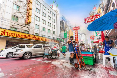 Téléchargez les photos : BANGKOK, THAÏLANDE - 22 avril 2023, La vie urbaine dans la matinée dans la ville chinoise de Bangkok ou Yaowarat Road, La célèbre rue d'affaires historique en Thaïlande - en image libre de droit