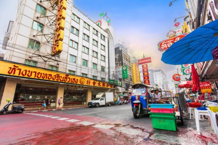 Foto de BANGKOK, TAILANDIA - 22 de abril de 2023, Vida en la ciudad por la mañana en la ciudad china de Bangkok o Yaowarat Road, la famosa calle comercial emblemática de Tailandia - Imagen libre de derechos