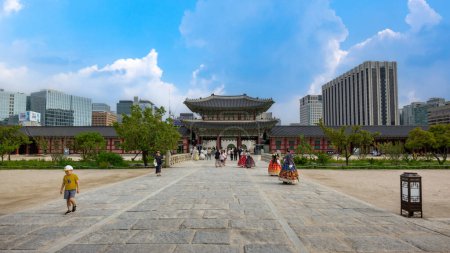 Téléchargez les photos : Palais Gyeongbokgung, Séoul, Corée du Sud : 17 juin 2023 : Palais Gyeongbokgung le célèbre monument de la Corée du Sud avec de nombreux voyageurs en vacances - en image libre de droit